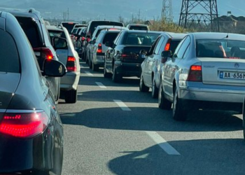 Trafik i rënduar, bllokohet dalja e autostradës Tiranë-Elbasan