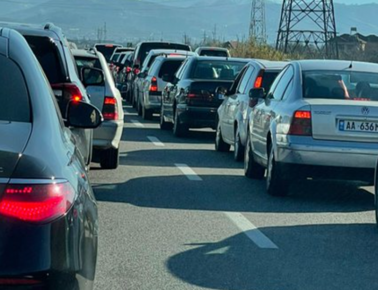 Trafik i rënduar, bllokohet dalja e autostradës Tiranë-Elbasan