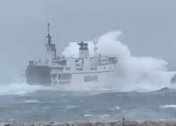 Video – Pasagjerët të tmerruar në traget: Po plas si Titaniku!