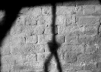 Denoncoi rrjetin e prostitucionit, gjendet i varur 46-vjeçari