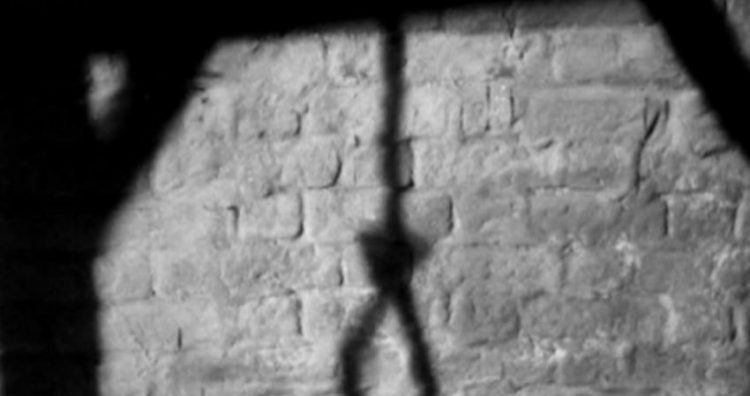 Denoncoi rrjetin e prostitucionit, gjendet i varur 46-vjeçari