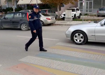 Aksident në Vlorë, makina përplas të moshuarin te vijat e bardha