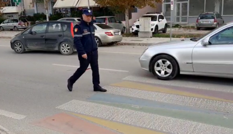 Aksident në Vlorë, makina përplas të moshuarin te vijat e bardha