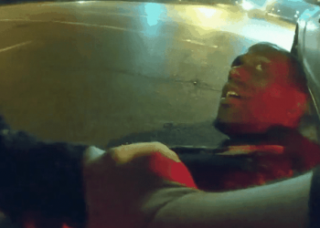 VIDEO/ Momenti kur policia amerikane vret të riun me ngjyrë