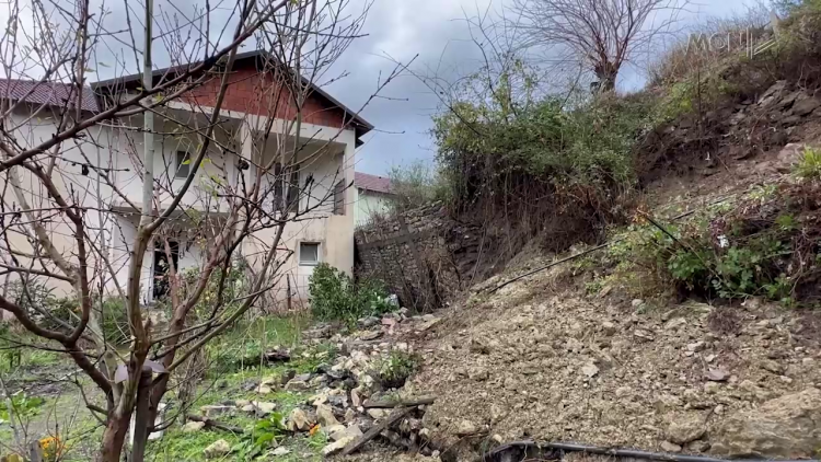 Rrëshqet toka në Manati të Lezhës, rrezikohen banesat