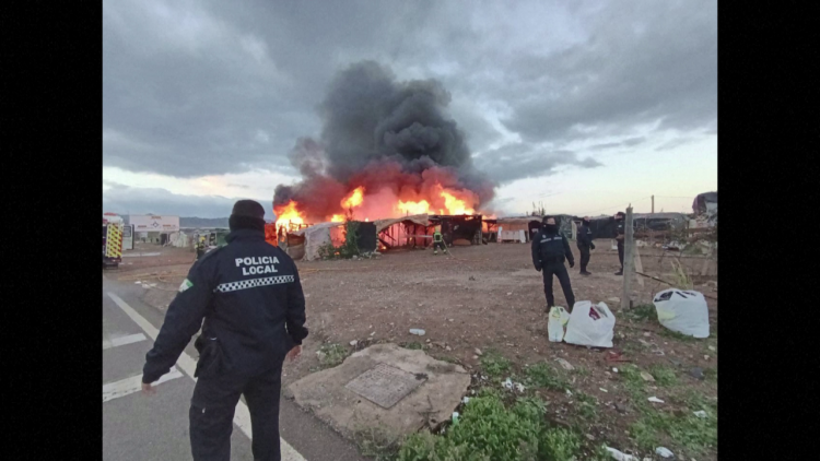 Kishin marrë urdhër për t’u larguar, emigrantët i vënë flakën kampit