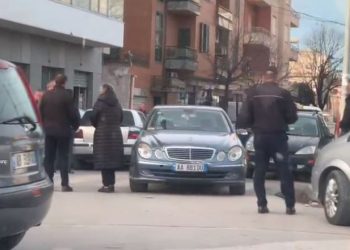 “Golfi” humb kontrollin dhe përplaset me makinën në Vlorë