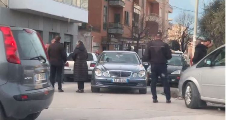 “Golfi” humb kontrollin dhe përplaset me makinën në Vlorë