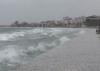 Moti i keq në Vlorë, ndalohet lundrimi