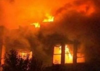 Zjarr në një banesë në Berat, shkrumbohet dhoma