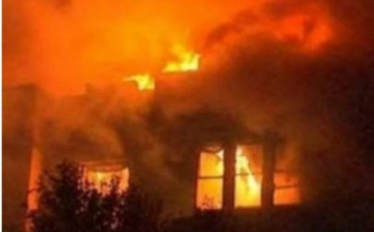 Zjarr në një banesë në Berat, shkrumbohet dhoma