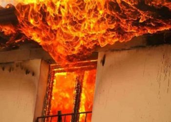 Gjirokastër, bie zjarr në tarracën e një pallati