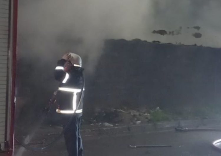 Merr flakë tregu industrial në Durrës