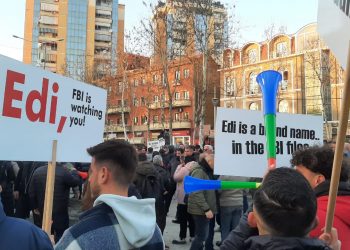 VIDEO- Nis protesta para parlamentit