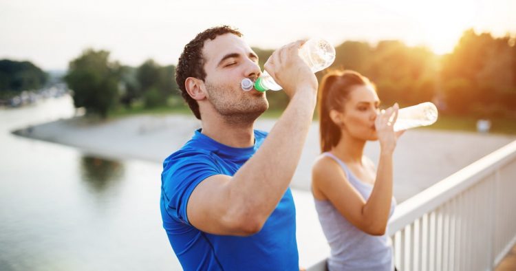 E rrezikshme, ja pse nuk duhet ta pini ujin në këmbë