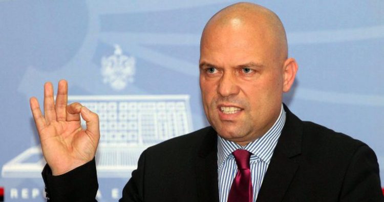 Largimi i shqiptarëve, ish-ministri jep mendimin e tij
