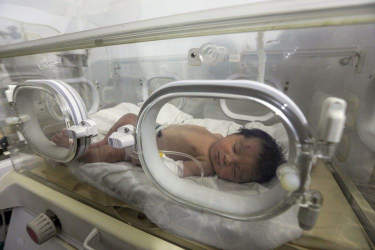 Pasi u nxor nga rrënojat, tentohet të rrëmbehet e porsalindura Aya