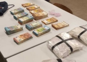 Në pranga 2 shqiptarë, kapen me 5 kg drogë dhe mbi 73 mijë €