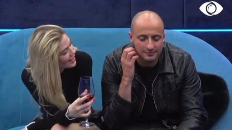 Kristi i shpreh hapur pëlqimin Kejsit: Më pëlqen era e trupit tënd