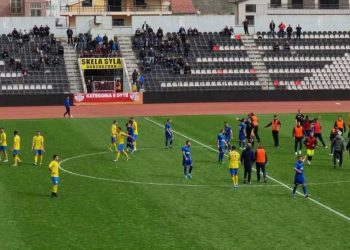 Sulmohet autobusi i ekipit të Pogradecit – FOTO