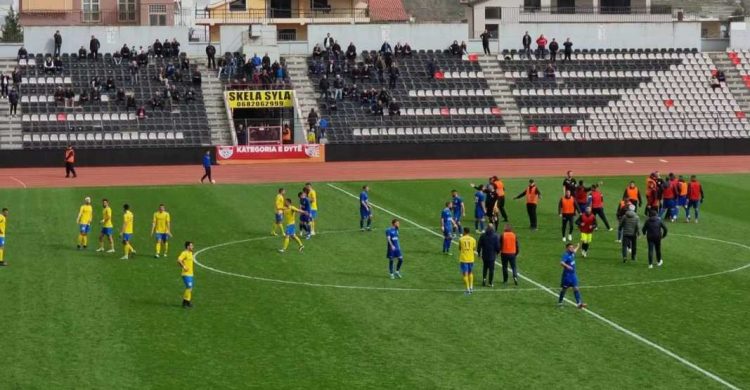 Sulmohet autobusi i ekipit të Pogradecit – FOTO