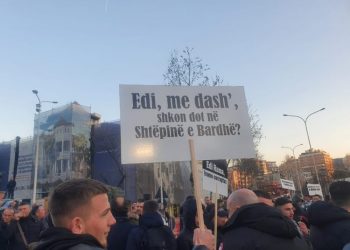 ‘Edi shkon dot në Shtëpinë e Bardhë?’ – Pankartat thumbuese
