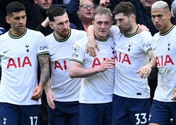 Tottenham i bën gropën Chelsea-t, Potter në telashe