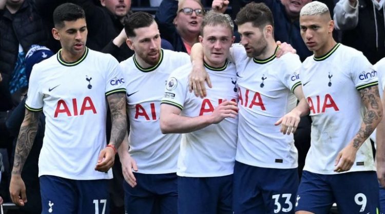 Tottenham i bën gropën Chelsea-t, Potter në telashe