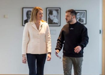 Pse qëndron fotoja e Rugovës në hollin e Parlamentit Europian