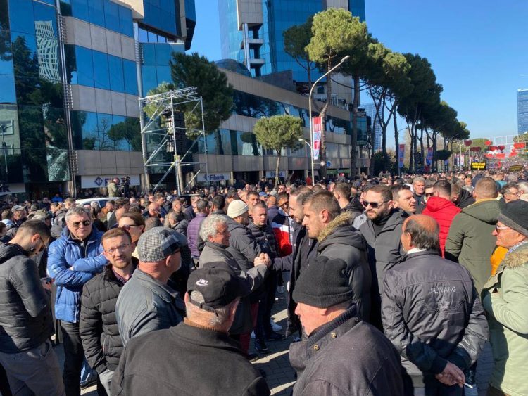 Salianji paralajmëron se po vjen…