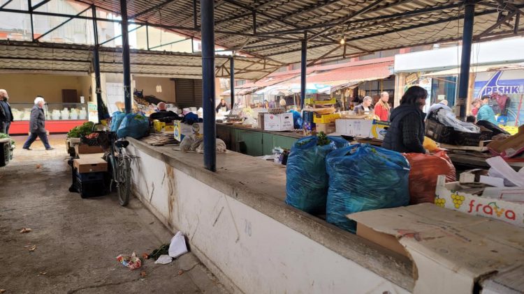 “Tregu ushqimor në Elbasan jashtë çdo standardi, pamjet skandaloze”