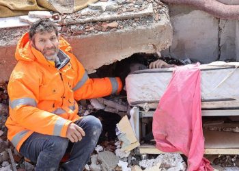 Babai s’i lëshon dorën vajzës së vdekur, të mbetur nën rrënoja