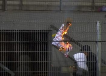 Mbushet kupa, tifozët djegin fanellën e Balotellit