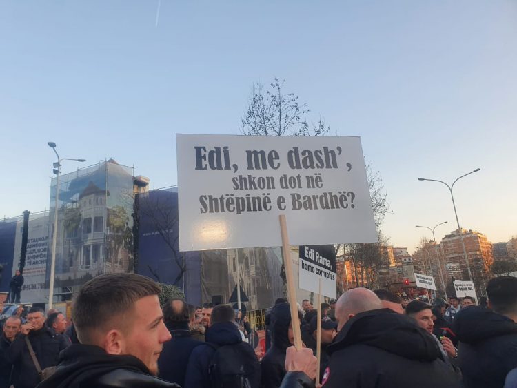 ‘Edi shkon dot në Shtëpinë e Bardhë?’ – Pankartat thumbuese