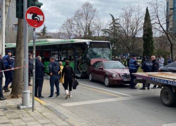 Aksidenti në Tiranë, policia në vëndngjarje