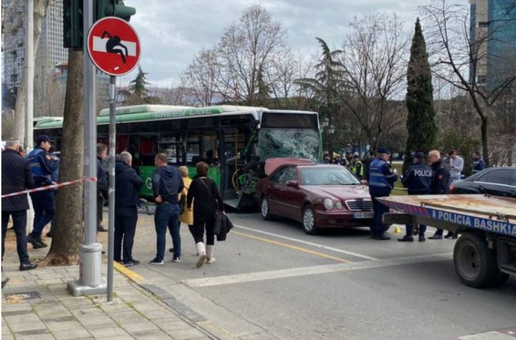 Aksidenti në Tiranë, policia në vëndngjarje