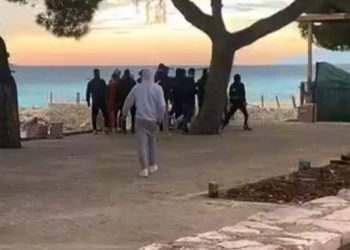 Skena të frikshme të sherrit masiv në Ksamil (VIDEO)