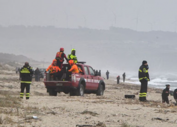 Emigrantët tregojnë si u hodhën në ujë nga trafikantët