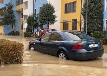 Pak minuta shi përmbytin rrugët në Lezhë