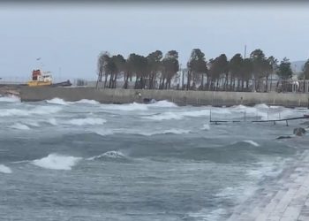 Moti i keq në Vlorë, mjeteve të vogla i ndalohet lundrimi