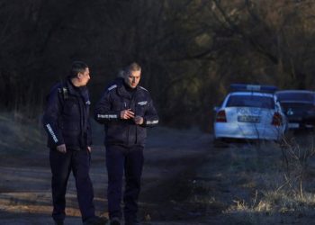 Policia zbulon 18 viktima brenda një automjeti