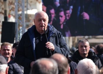 “Duhet hedhur në det”. Shehu nuk kursen Edi Ramën