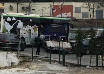 Tjetër aksident në Tiranë, urbani përplaset me karrotrecin