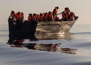 Fundoset anija, të paktën 73 emigrantë dyshohet të vdekur