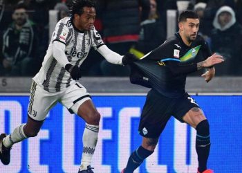 Juventus kalon Lazion dhe sfidon Interin
