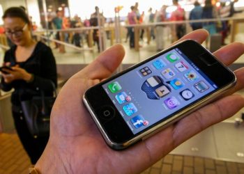 Rekord në ankand telefoni iPhone 1