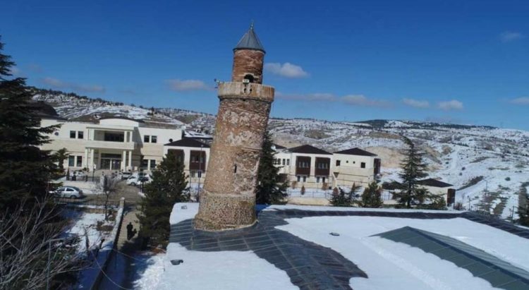 Minarja e anuar e Xhamisë që nuk lëvizi asnjë milimetër nga tërmeti