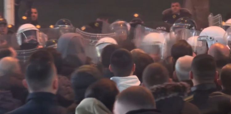 Protesta, Vokshi: Rama vjedh shqiptarët për të paguar McGonigal