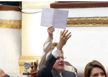 FOTO/ Açka ngre fletën lart: Dil nga vrima Edi Rama