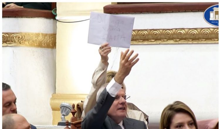 FOTO/ Açka ngre fletën lart: Dil nga vrima Edi Rama